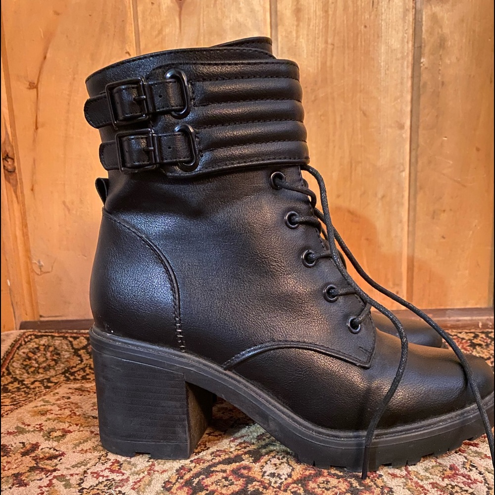 Boots size 7 1/2 worn once